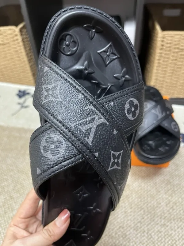 P270🏆Louis Vuitton 🏆[Louis Vuitton] Spring/Summer 2025 [Men's Flip Flops] 🎯🎯As an active family in the fashion industry ⭐ Lv is characterized by bold innovation ⚡Create this casual business style for Chinese fashionable men ✨The fabric is made of imported high-grade cowhide 🔥 Clean and neat ⚡Fashionable and elegant🌹Breathable, sweat-absorbent and deodorant👈So luxurious, high-end and domineering. 👍Must be sold if you repost the picture. Number of yards: 38--46. Color: 🎉 For large quantities. Welcome to repost.